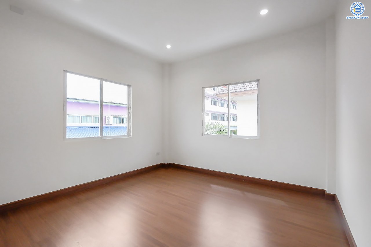 บ้านมือสองตกแต่งใหม่ โครงการ ธารา ราชพฤกษ์-ปิ่นเกล้า บ้านสวย พร้อมอยู่ เนื้อที่ 61.4 ตร.ว. ฟังก์ชัน 3 ห้องนอน 3 ห้องน้ำ จอดรถได้ 2 คัน บนทำเลเชื่อมต่อถนนกาญจนาภิเษก ใกล้รถไฟฟ้าสายสีแดง "สถานีตลิ่งชัน" และจุดขึ้นทางด่วน "ศรีรัช" รายล้อมด้วยสิ่งอำนวยความสะดวกครบครัน